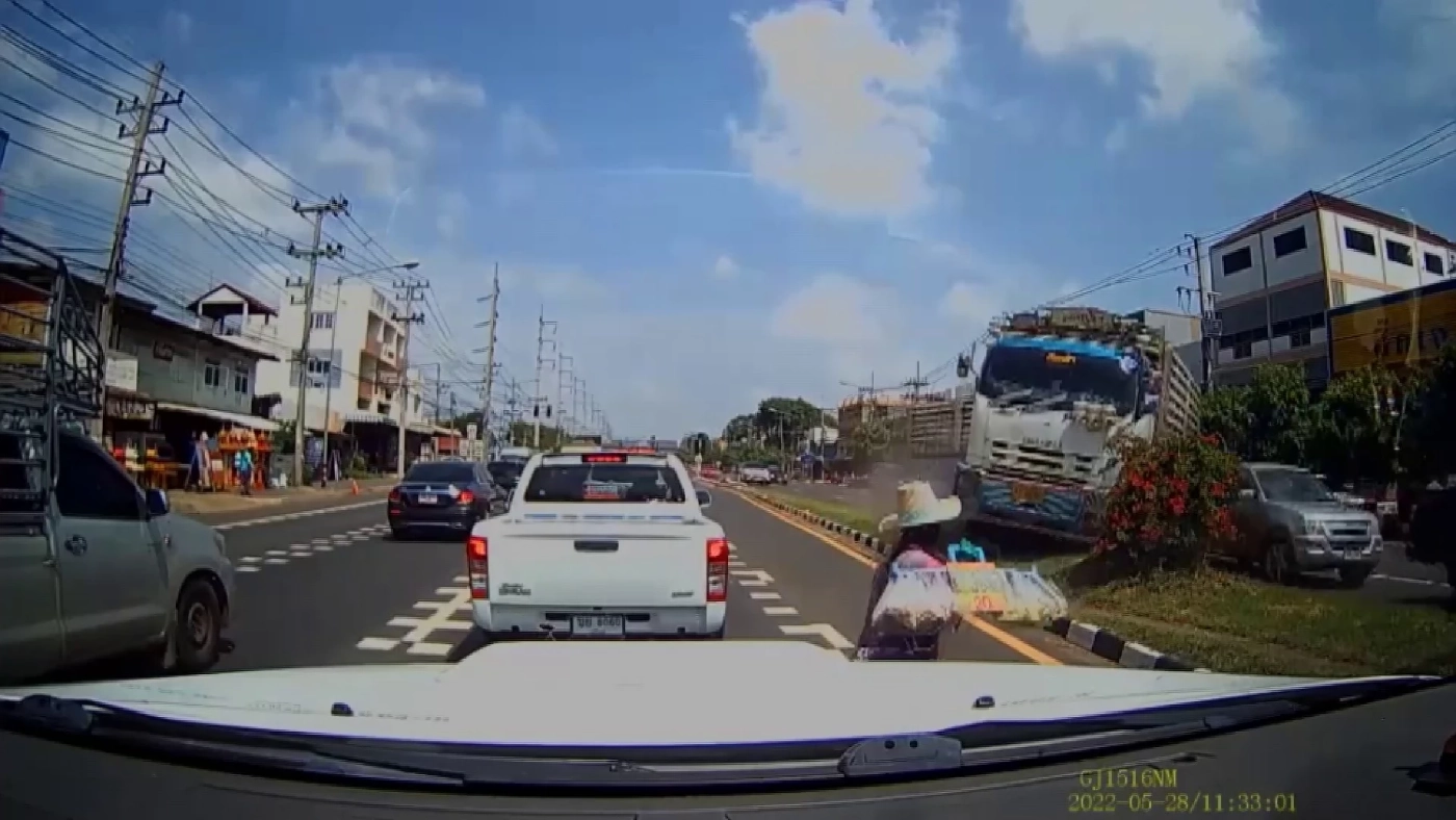 วินาทีเฉียดตาย! สิบล้อข้ามเกาะกลางหวิดชนแม่ค้า