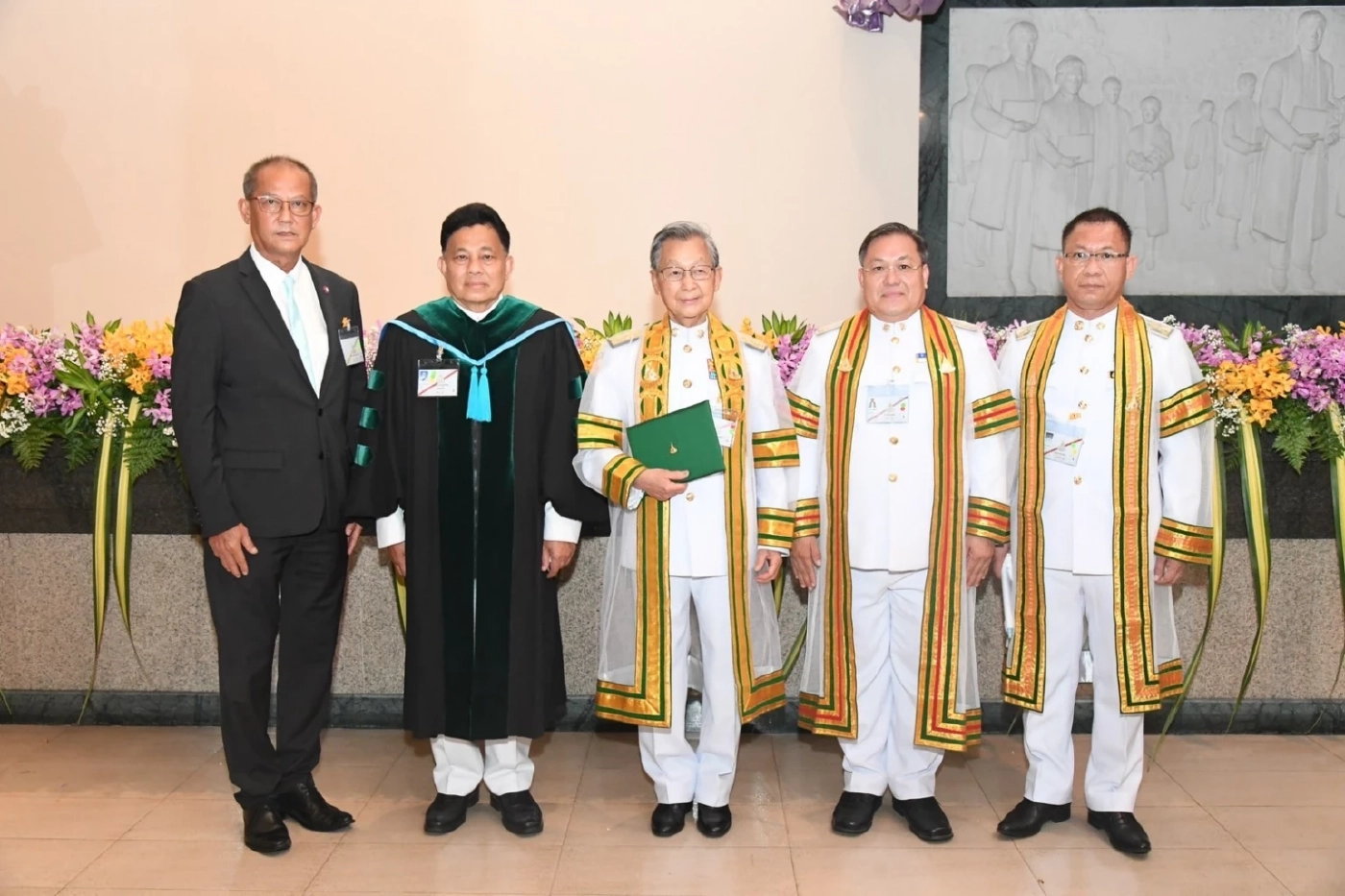 'ในหลวง - พระราชินี' เสด็จฯ พระราชทานปริญญาบัตรแก่บัณฑิต มสธ. วันแรก