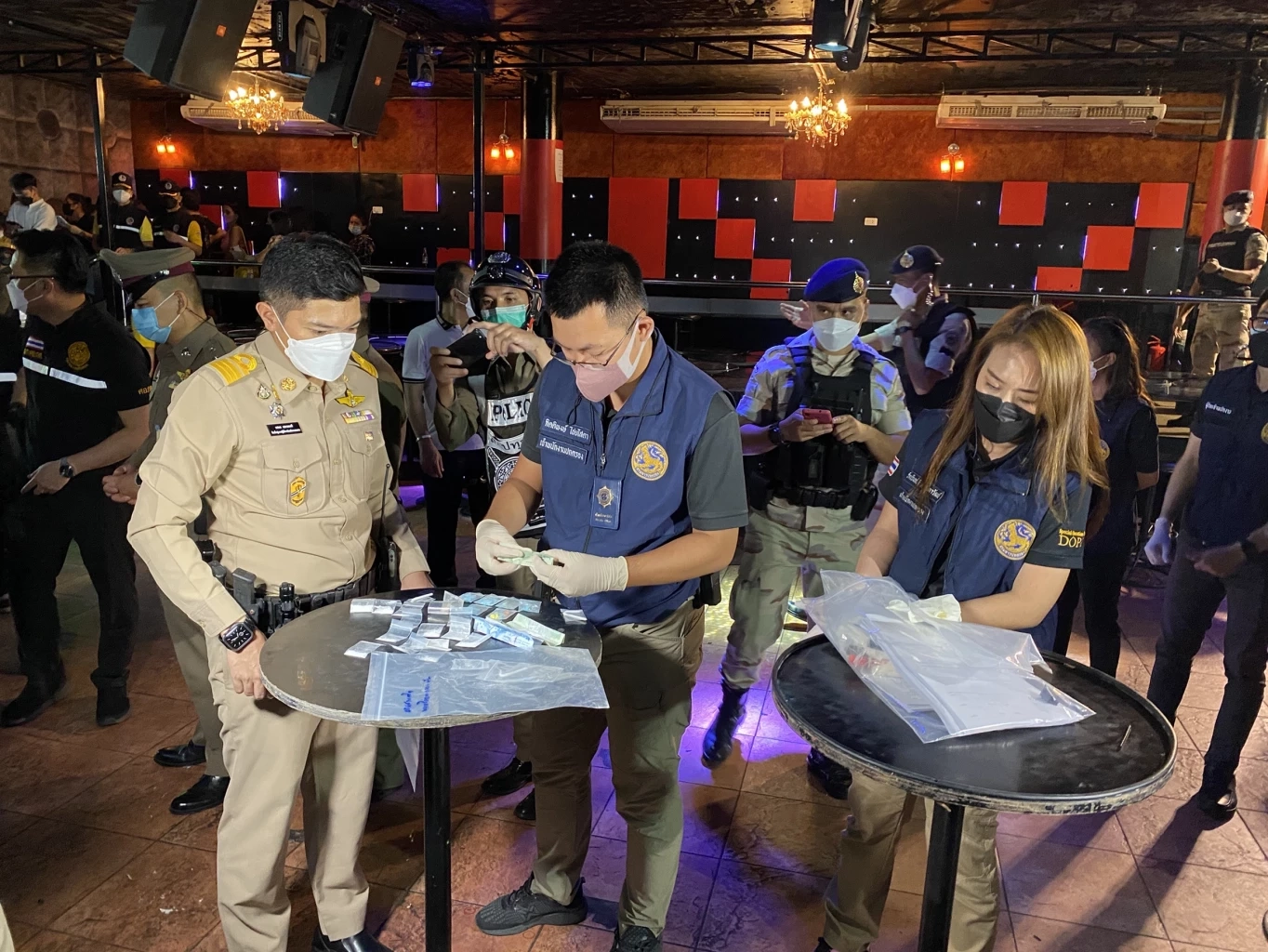 ไม่รอด! สั่งเด้ง 5 เสือ สน.ปทุมวัน เซ่นพิษจับ &quot;แวมไพร์ผับ&quot; ผับลับกลางกรุง