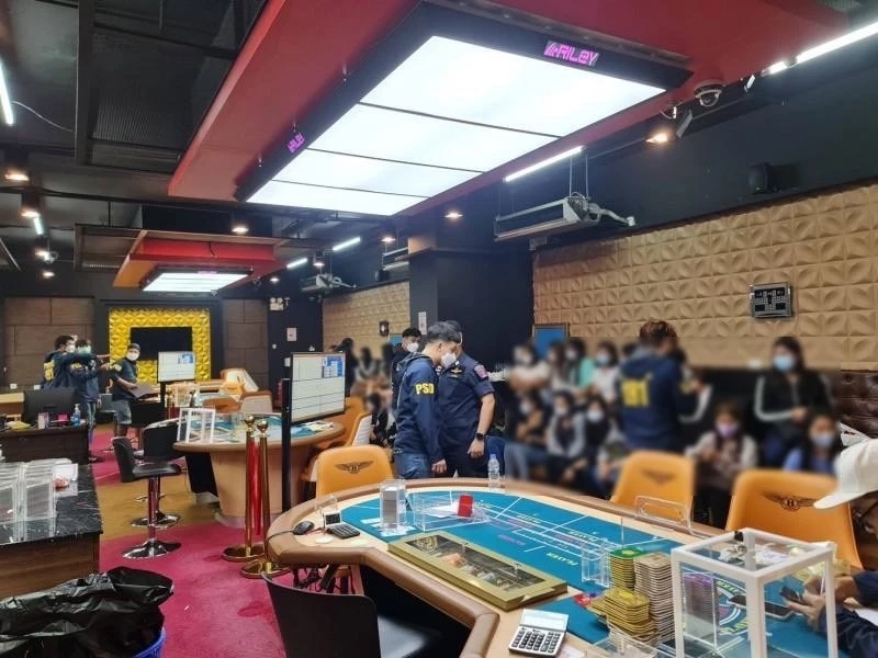 "อัจฉริยะ" ฟุ้งผลงาน ตร.จับบ่อนใหญ่รัชดา ยึดเงินสด 4 ล้าน ที่แท้เป็นคนแจ้งเอง 