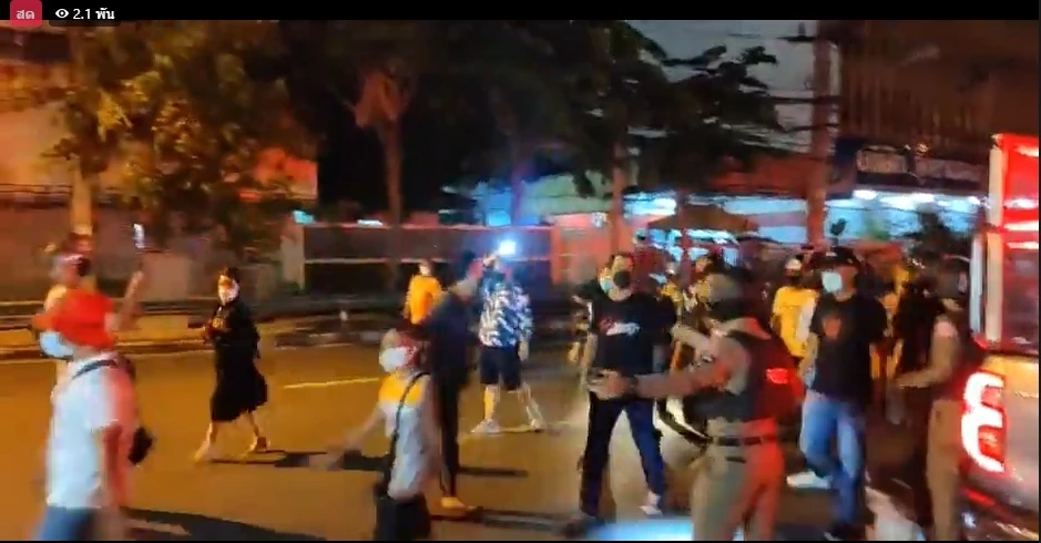 ม็อบทะลุแก๊ซสามเหลี่ยมดินแดงวันที่ 4 สุดจืด เขียนป้ายไล่ "บิ๊กตู่" ไร้ปะทะ