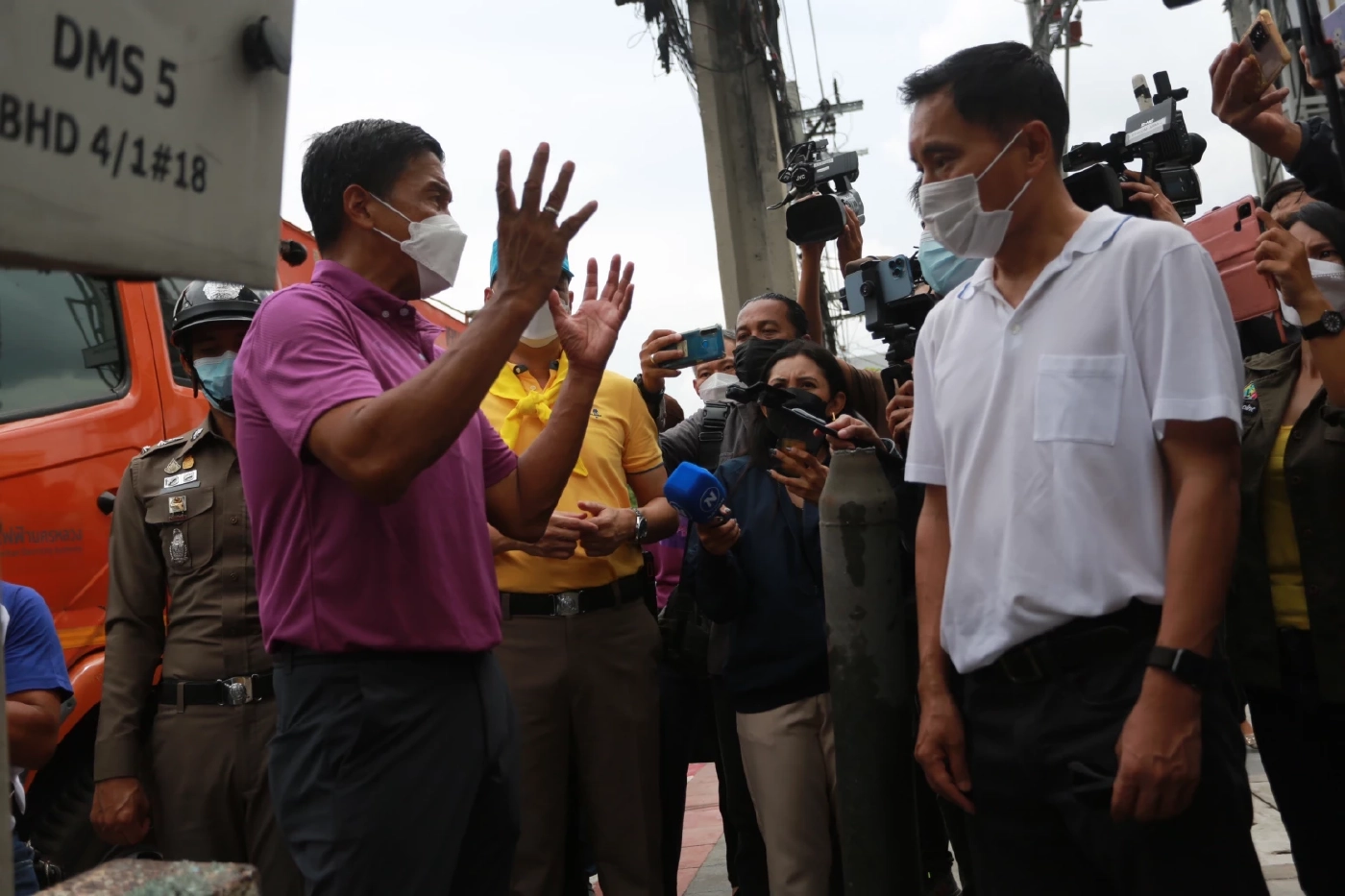 "ชัชชาติ" ลงพื้นที่ รุดตรวจสอบอุบัติเหตุ กระบะชนเสาไฟฟ้า ถ.รัชดา