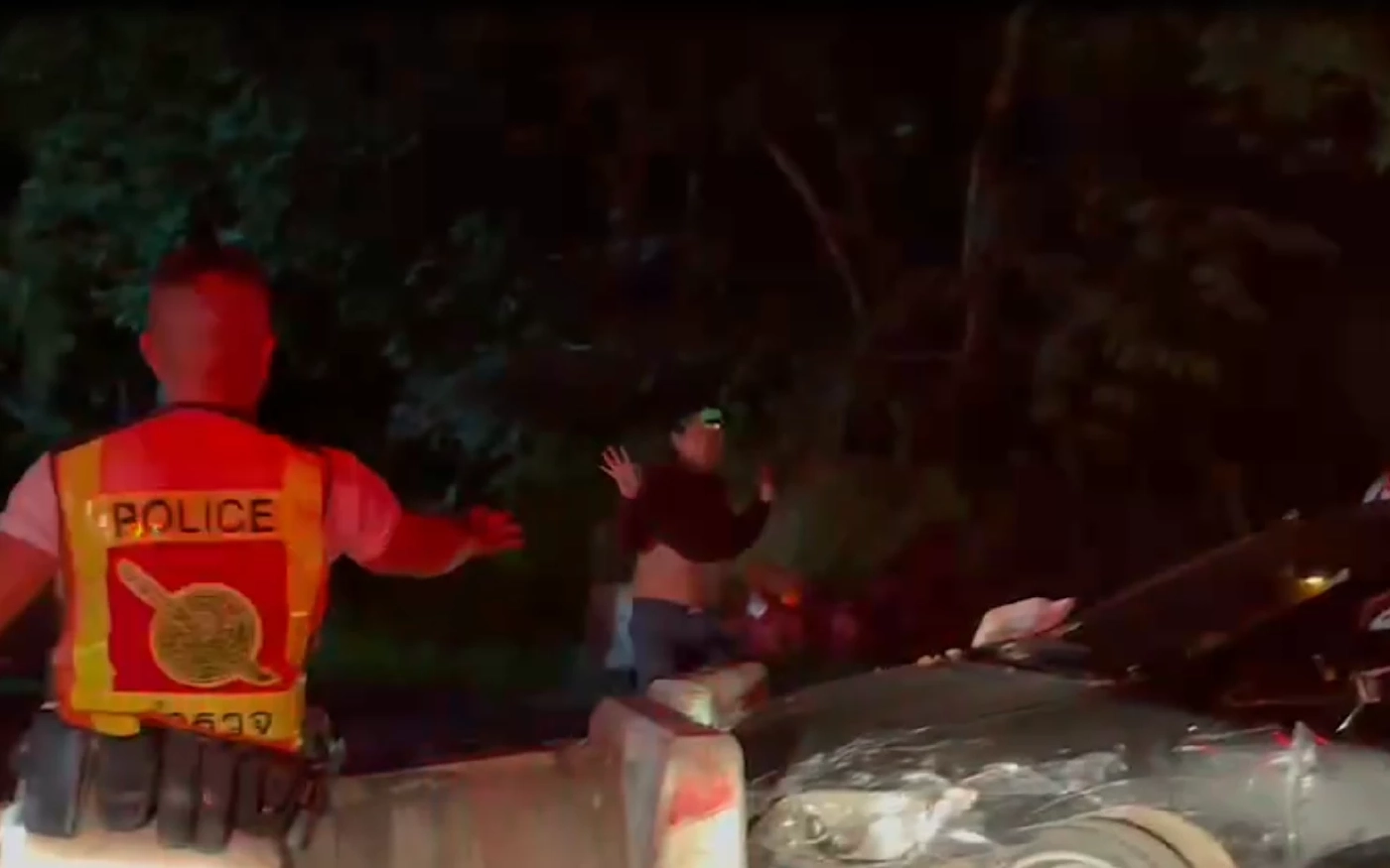 จับ "ลูกชาย" ผญบ.หลอน "ยาบ้า" ซิ่งเก๋งหนีข้ามจังหวัด พุ่งชนรถตราโล่พังเละ