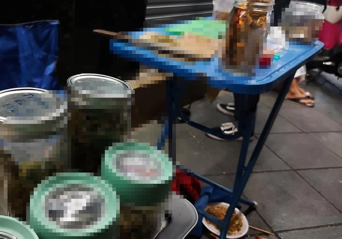 ก็เสรีเลยขายโจ๋งครึ่มที่ถนนข้าวสาร พันลำขายเกลื่อนนับสิบร้าน