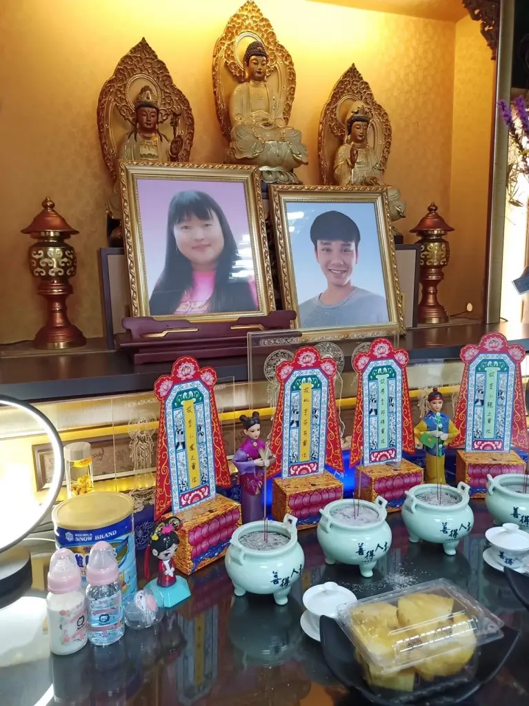 ครอบครัวสุดเศร้า“ลูกสาวล่ามมี่"ถือเค้กครบรอบวันเกิดไหว้แม่
