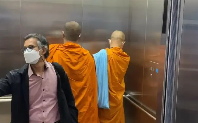 พระดอน เข้าพบตร.ปปป. รับทราบข้อหา“รับของโจร” กรณีคนกลางรับเงินให้ สีกาตอง