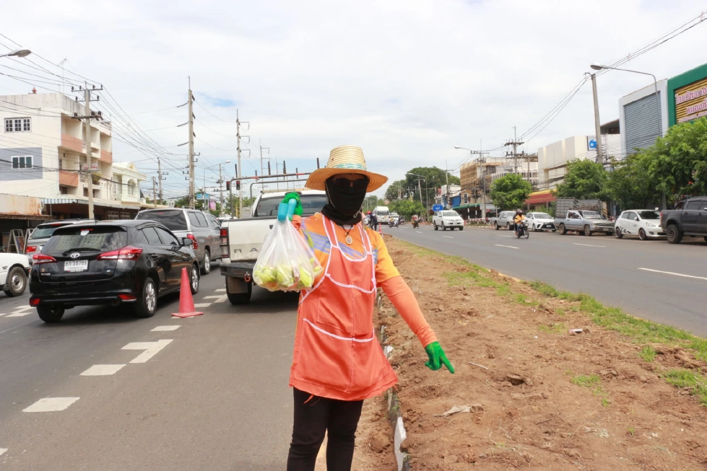 วินาทีเฉียดตาย! สิบล้อข้ามเกาะกลางหวิดชนแม่ค้า