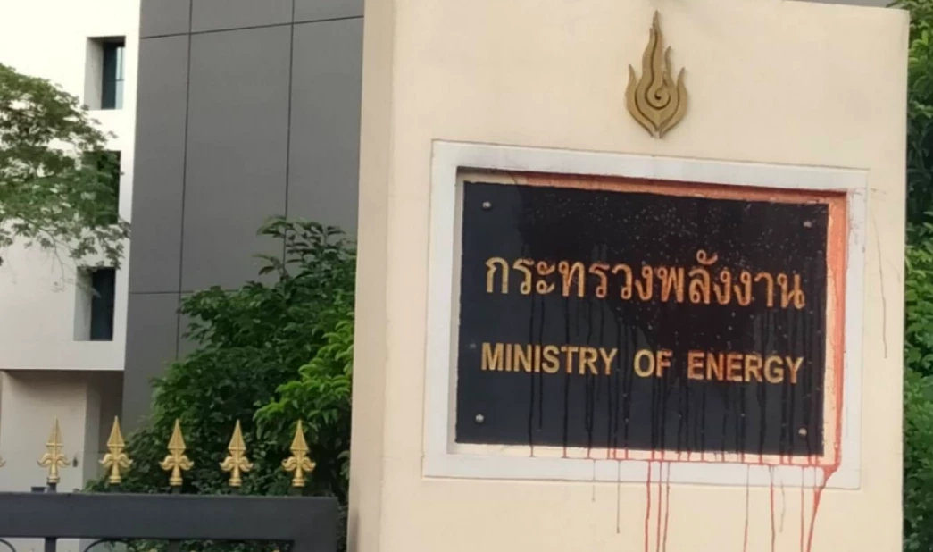 "ม่อน อาชีวะ" นำทีมคาร์ม็อบบุก ก.พลังงาน ​เรียกร้องให้ภาครัฐลดราคาน้ำมัน