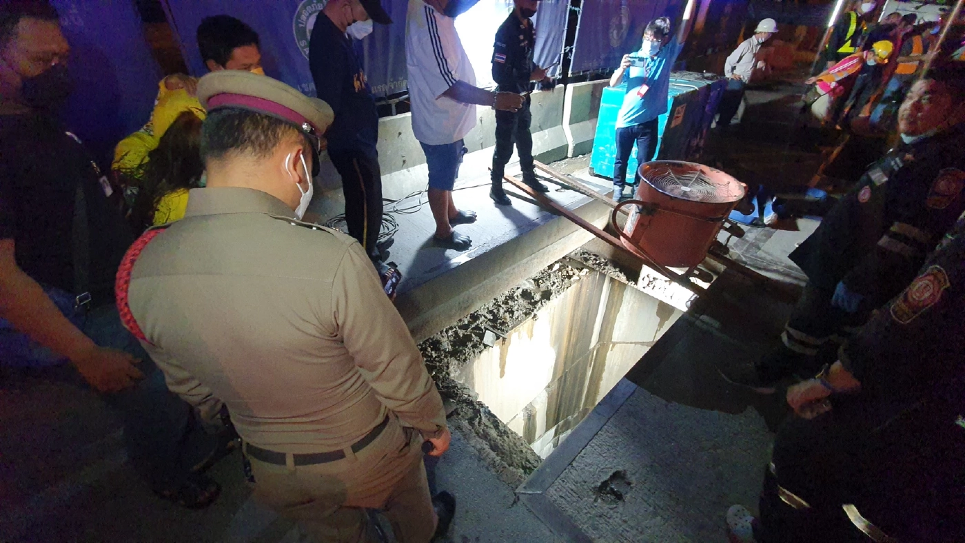 หนุ่มมหาสารคาม พลาดท่า !  ซิ่ง จยย. ย้อนศร ตกบ่อพักสายไฟฟ้า ลึก 7 เมตร