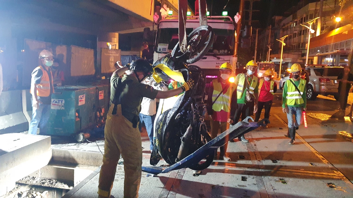 หนุ่มมหาสารคาม พลาดท่า !  ซิ่ง จยย. ย้อนศร ตกบ่อพักสายไฟฟ้า ลึก 7 เมตร