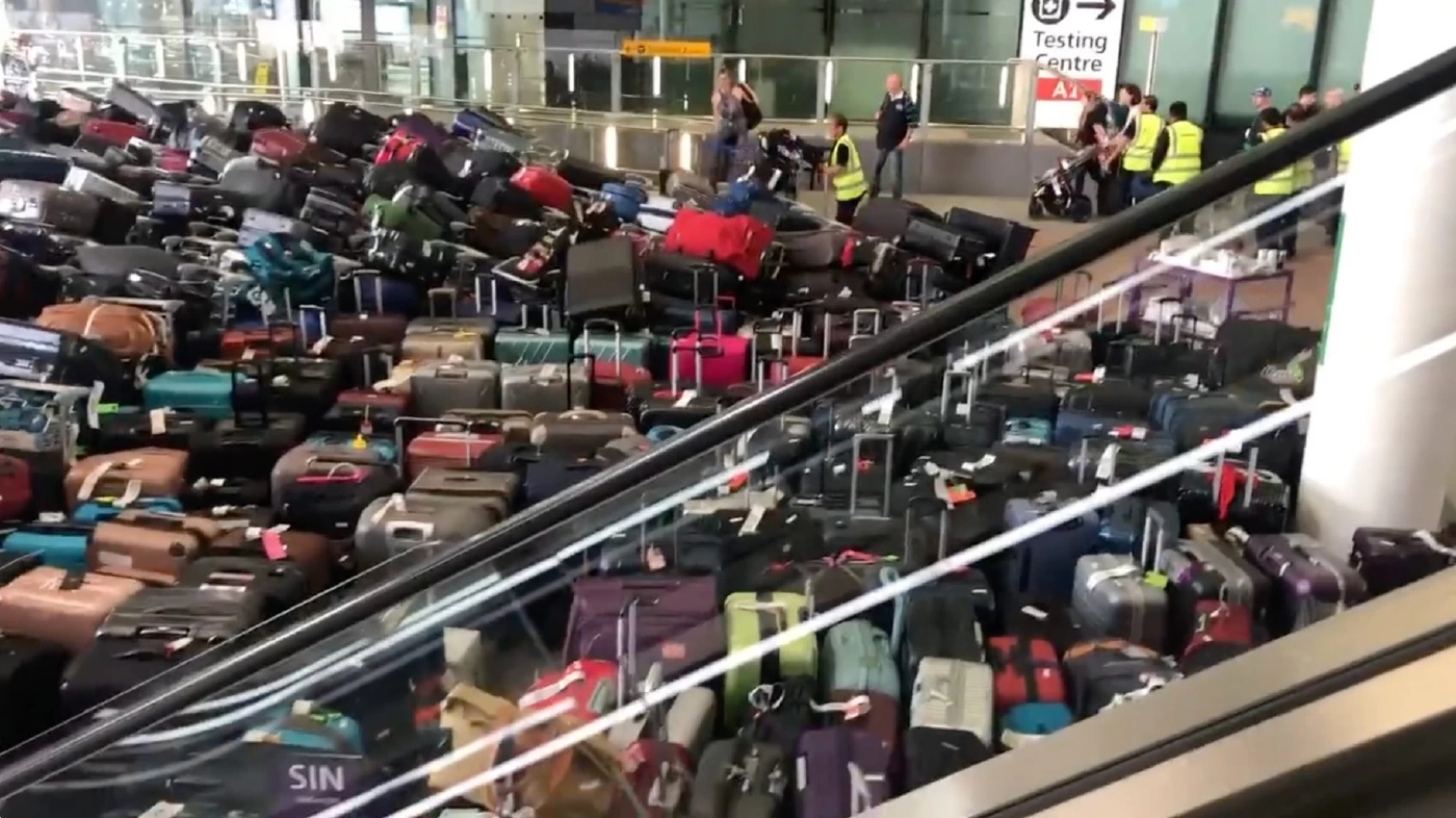 โดนสวดยับ!! กระเป๋าเดินทางกองเต็มสนามบินฮีทโธรว์ คนต่อคิวเช็กอินเพียบ