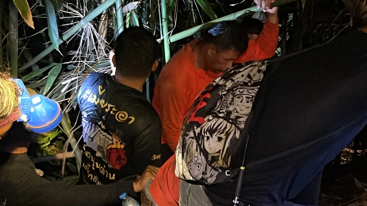 จนท.เข้าช่วยเหลือ นทท. ที่หลงป่าบริเวณเขาช่องลม