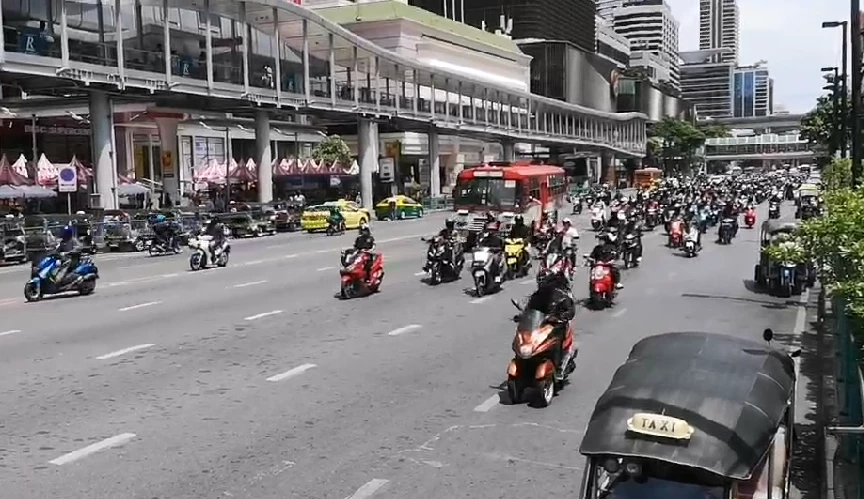 "ม่อน อาชีวะ" นำคาร์ม็อบบุก ก.พลังงาน ทวงคำตอบลดราคาน้ำมัน