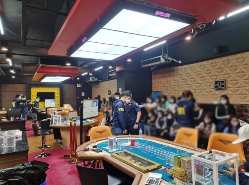 ตำรวจ 191 ได้บุกจับบ่อนใหญ่ย่านรัชดา กลางดึก 25 มิ.ย. ที่ผ่านมา