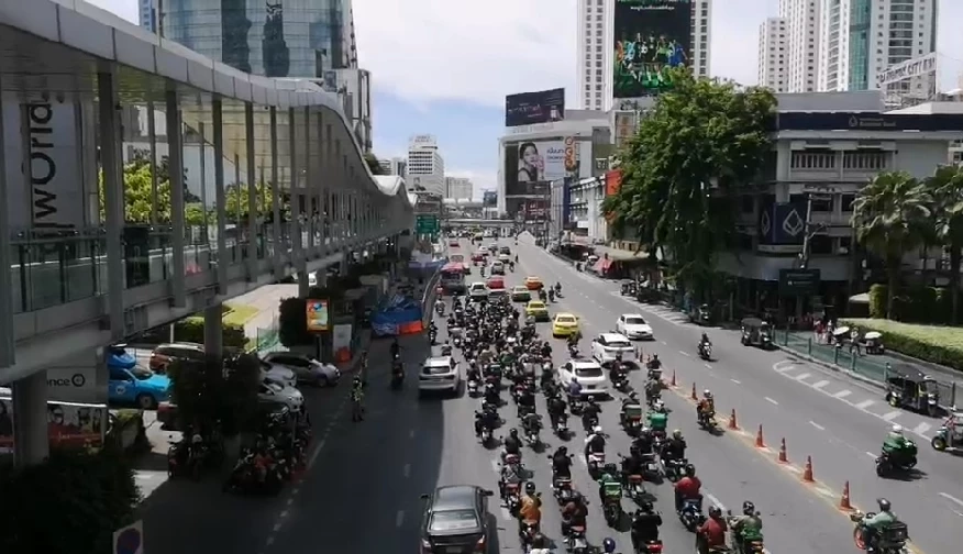 "ม่อน อาชีวะ" นำคาร์ม็อบบุก ก.พลังงาน ทวงคำตอบลดราคาน้ำมัน