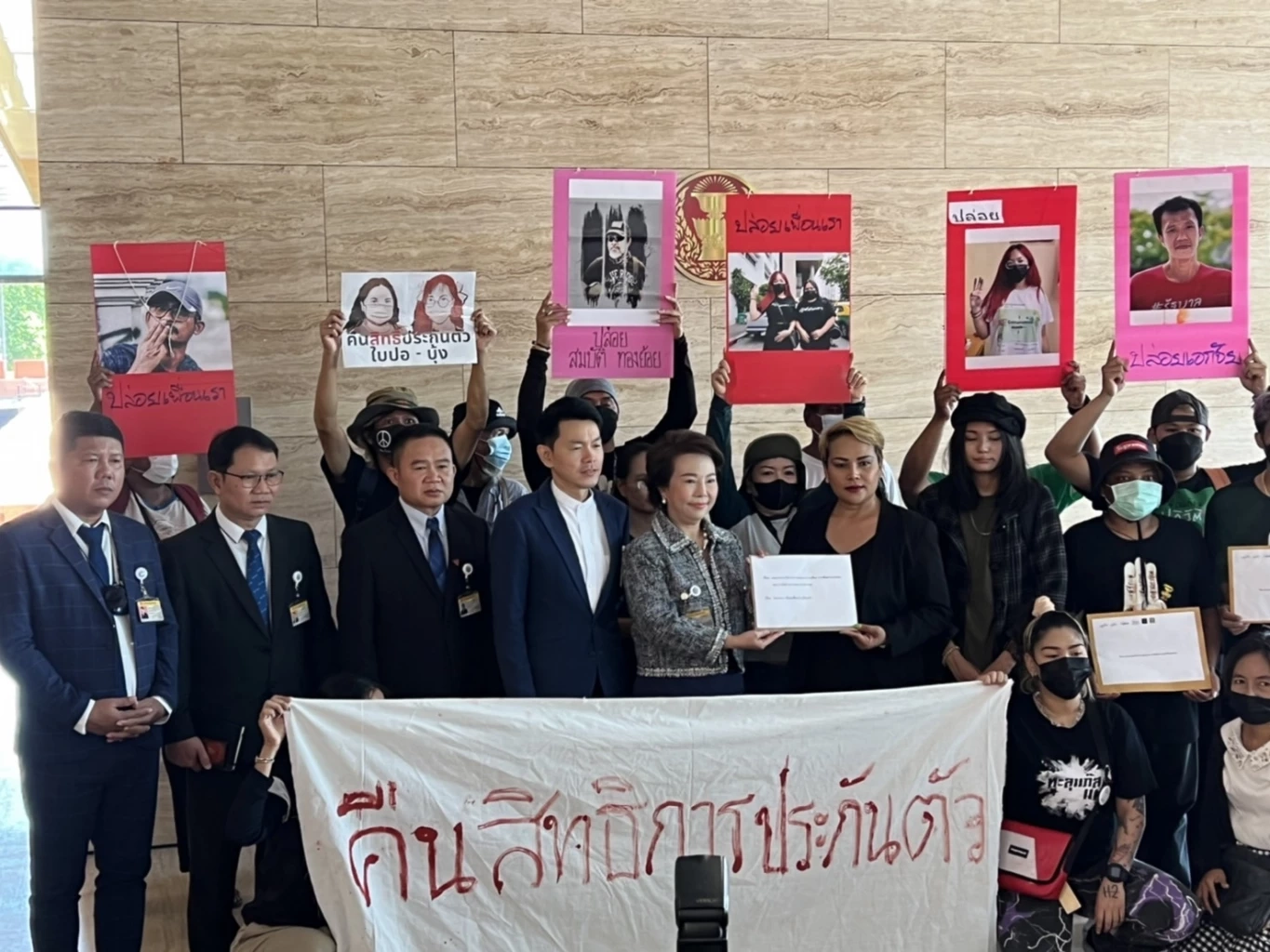 แก๊งสามกีบบุกสภายื่นหนังสือก้าวไกล จี้ขอสิทธิประกันตัว - เยี่ยมผู้ต้องขัง