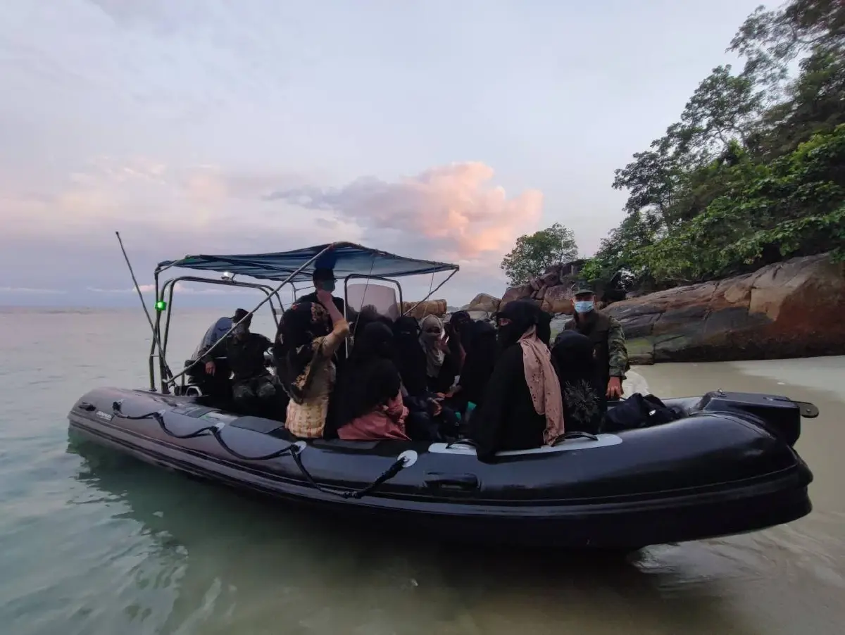 ทัพเรือภาค 3 นำ 59 โรฮิงญา ขึ้นฝั่งสตูลดำเนินคดี หลังถูกปล่อยเกาะลอ-กลอย