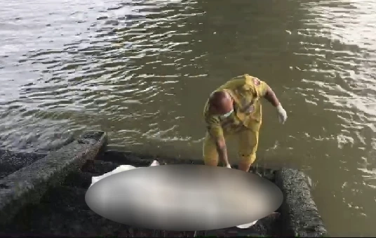 พบศพหญิงนิรนามสวมเสื้อดำ ลอยในแม่น้ำเจ้าพระยา คาดเสียชีวิตมาแล้ว 2-3 วัน