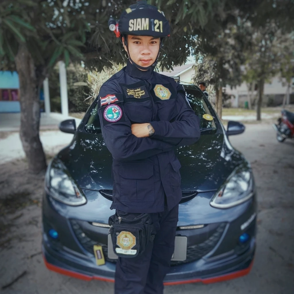 นายจตุรนต์ ดวงรัตน์ ชื่อเล่นน้องฟลุ๊ค เป็นอาสากู้ภัยมูลนิธิสยามรวมใจปู่อินทร์เวียงป่าเป้า