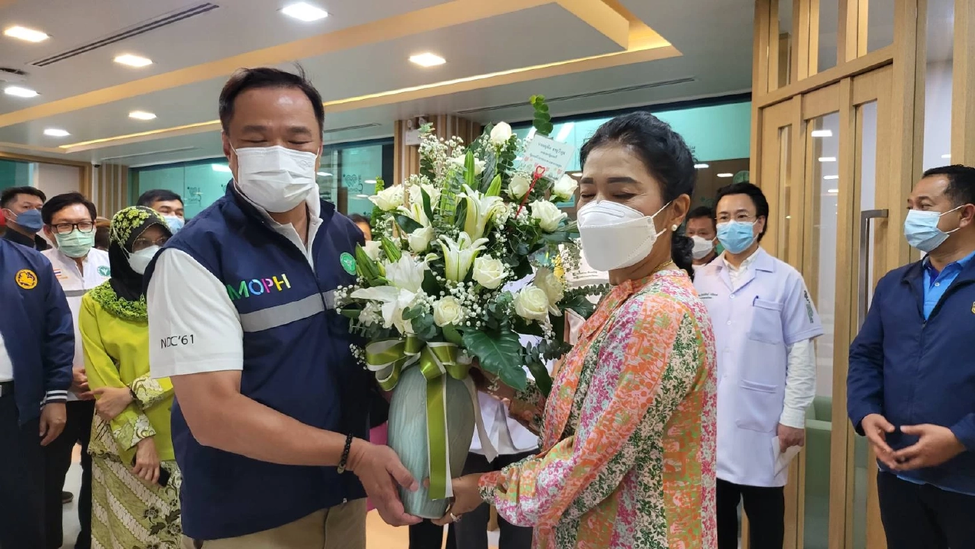 "อนุทิน" บินด่วนสงขลา เยี่ยมเพื่อนรักมทภ.4 พล.ท.เกรียงไกร หลังฮ.ตกบาดเจ็บ