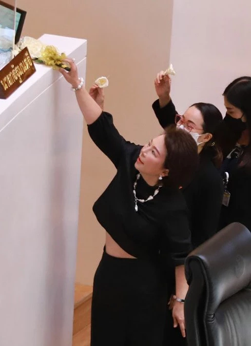 ธนกร ฟาด พท. โหนโหวตนอกสภาฯ หลังล้มรัฐบาลไม่ได้ ประณาม กก. วางดอกไม้จันทน์