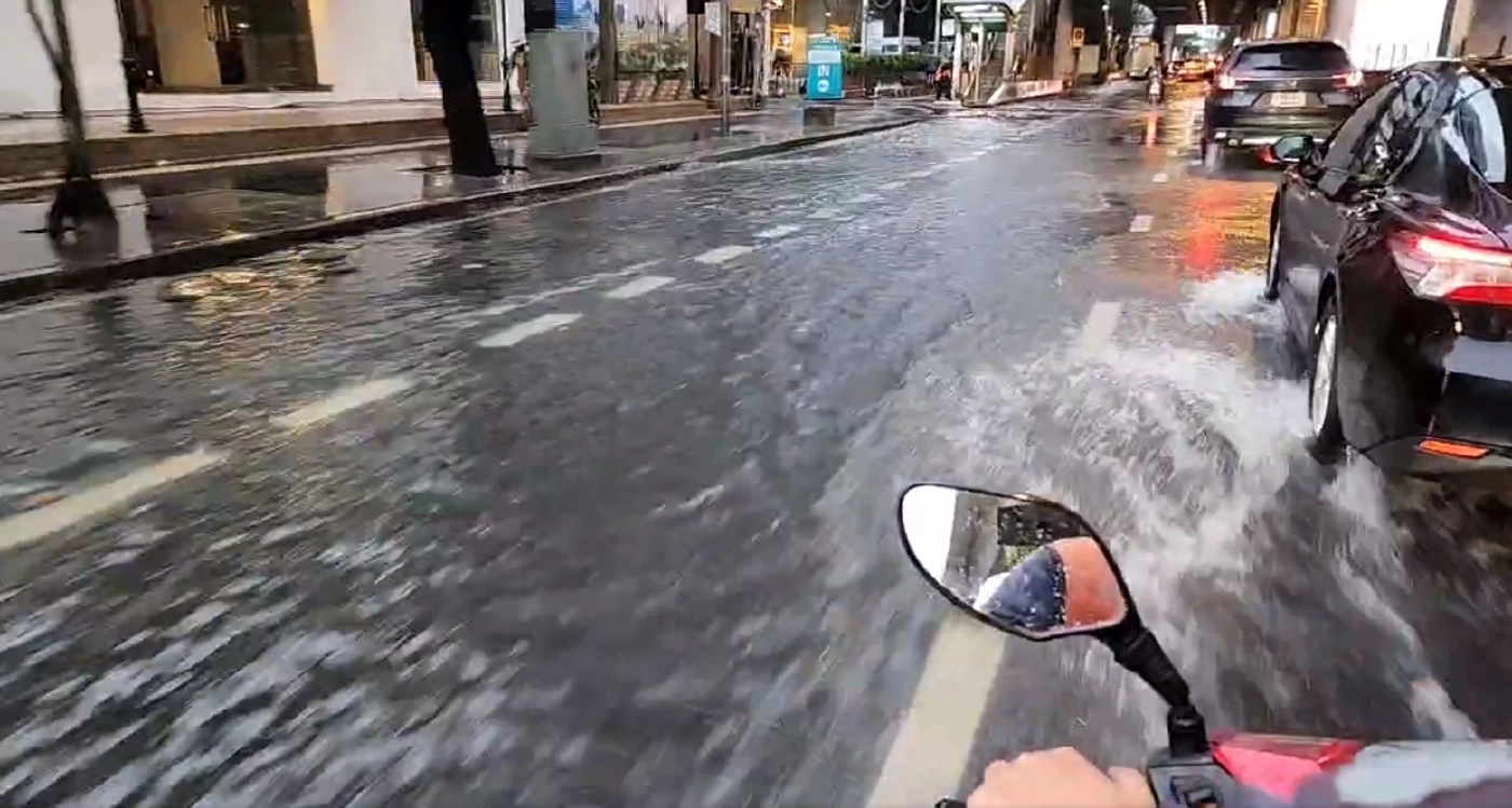 “ชัชชาติ” ไลฟ์สดดู “น้ำท่วมกรุงเทพ” รับครั้งนี้หนักสุดตั้งแต่เป็นผู้ว่าฯ