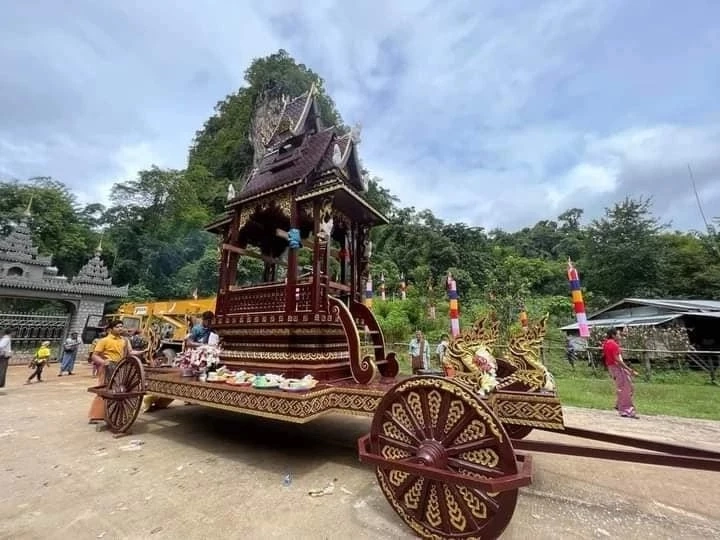 เปิดภาพราชรถ "พระครูบาบุญชุ่ม" จากไทย ให้เอาล้อม้าแต่งปราสาทบนล้อเกวียน
