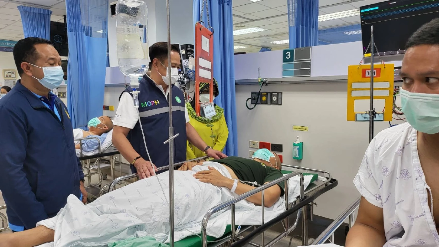 "อนุทิน" บินด่วนสงขลา เยี่ยมเพื่อนรักมทภ.4 พล.ท.เกรียงไกร หลังฮ.ตกบาดเจ็บ