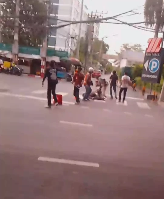 นึกว่ายุคอันธพาลครองเมือง เด็กช่างไล่ตีกันหน้าห้างดังบางแค เจ็บ 2  (มีคลิป)