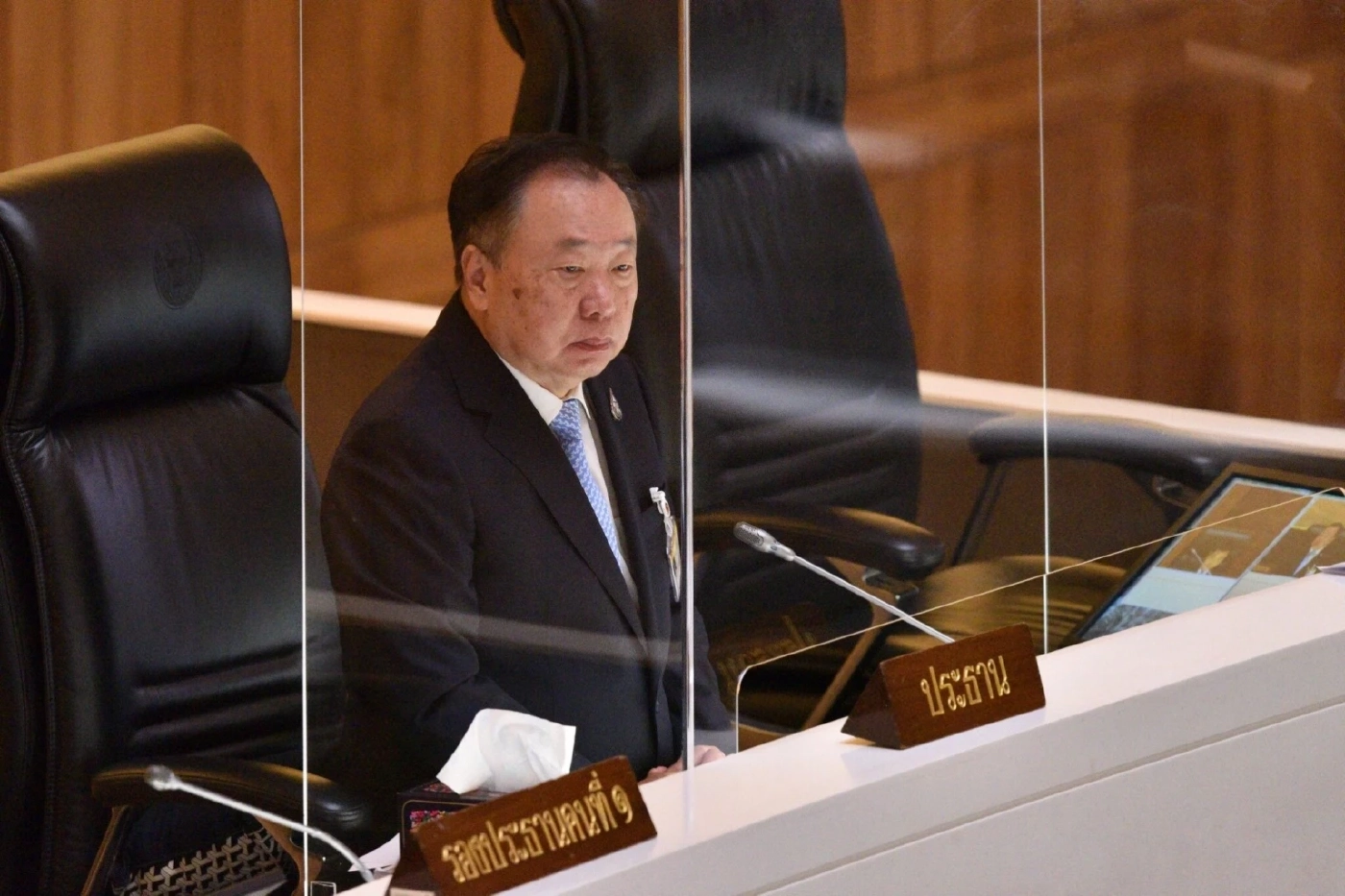 สุชาติ  ตันเจริญ  รองประธานสภาคนที่ 1 จะขึ้นทำหน้าที่ประธานในที่ชุมการอภิปรายไม่ไว้วางใจวันแรก เนื่องจาก ชวน หลีกภัย ติดปัญหาทางสุขภาพ