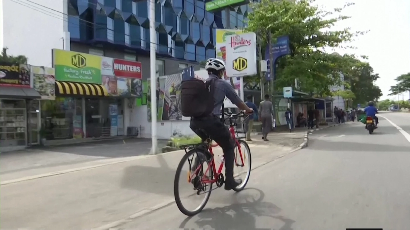 ชาวศรีลังกาหันขี่จักรยานสู้วิกฤตน้ำมันหมด