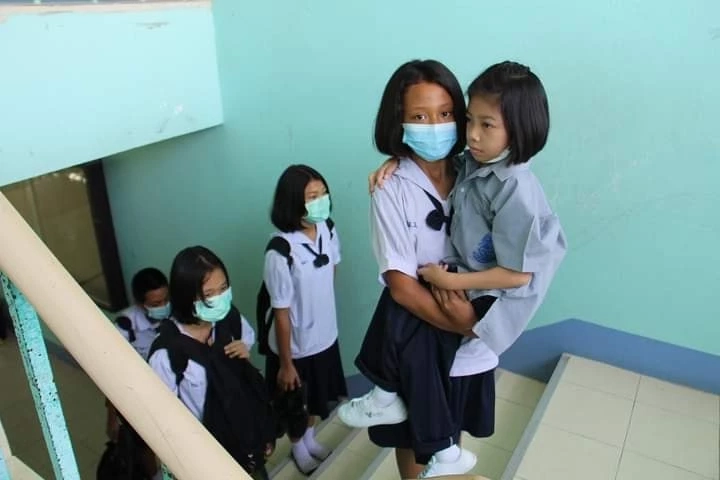 ภาพสุดซึ้ง! นักเรียน ม.1 "อุ้มเพื่อน" ร่างกายผิดรูปขึ้นเรียนทุกวัน-ฉีดวัคซีนทำอาการทรุด