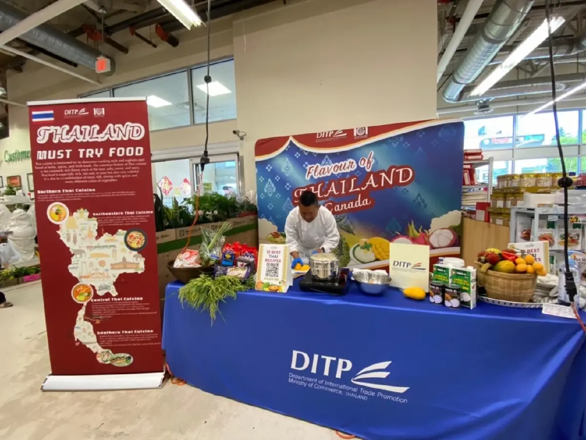 นายธรรมรัตน์ พอกพูลขำ เป็นผู้มีประสบการณ์ผ่านการอบรม Read Seal Chef ของแคนาดา