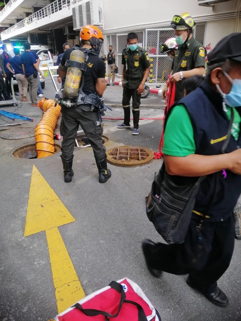 ด่วน! นาทีชีวิต คนงานหมดสติในท่อระบายน้ำกลางกรุง (มีคลิป)