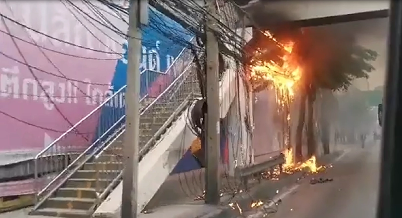 ด่วน! เกิดเหตุไฟไหม้ "สายสื่อสาร" ปากซอยลาดพร้าว 111 เขตบางกะปิ (เครดิตภาพ ToNJi_Na)