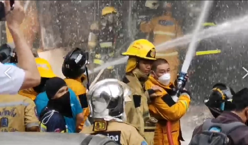 ด่วน! ไฟไหม้ตึกแถวย่านบางบอน เจ้าหน้าที่เร่งดับเพลิงระทึก