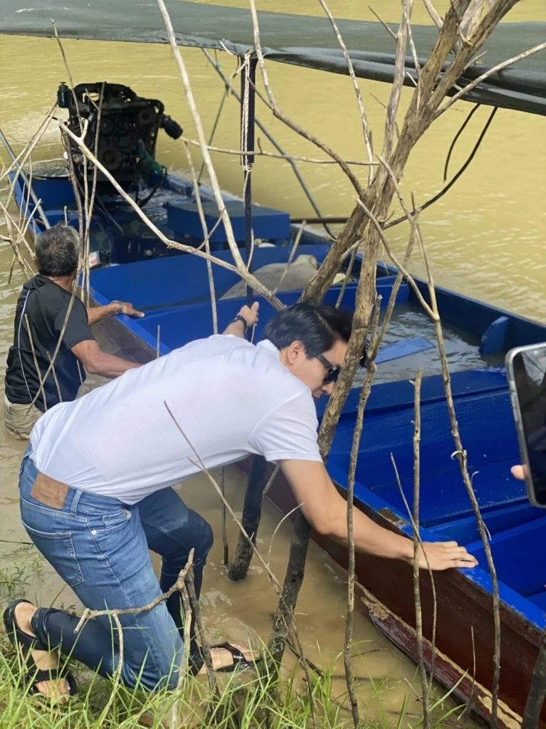 บิ๊ก ณทรรศชัย พร้อมเพื่อนดาราระทึก เรือล่มขณะนั่งไปทำบุญวัดในเขื่อน