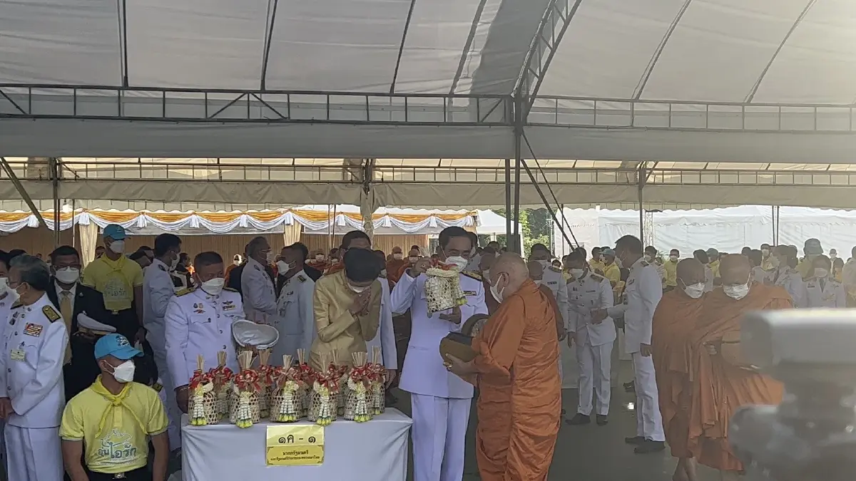 นายกฯ นำคณะทำบุญตักบาตร พระสงฆ์  171 รูป ถวายเป็นพระราชกุศล  เนื่องในโอกาส "วันเฉลิมพระชนมพรรษา" 28 กรกฎาคม
