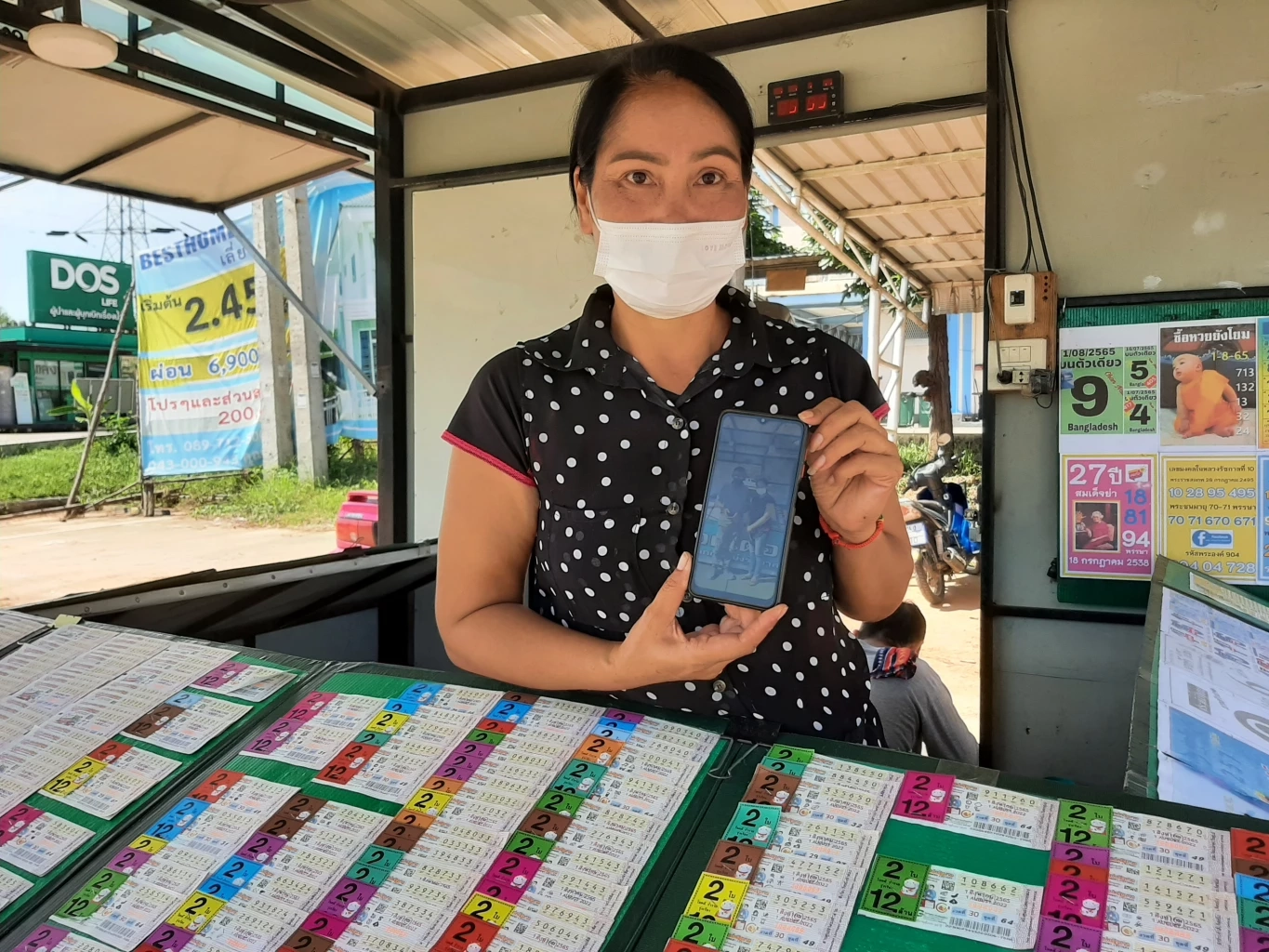 ชื่นชมแม่ค้าลอตเตอรี่น้ำใจงาม ตามหาลูกค้าคืนเงิน ซื้อ4ร้อย โอน4พัน