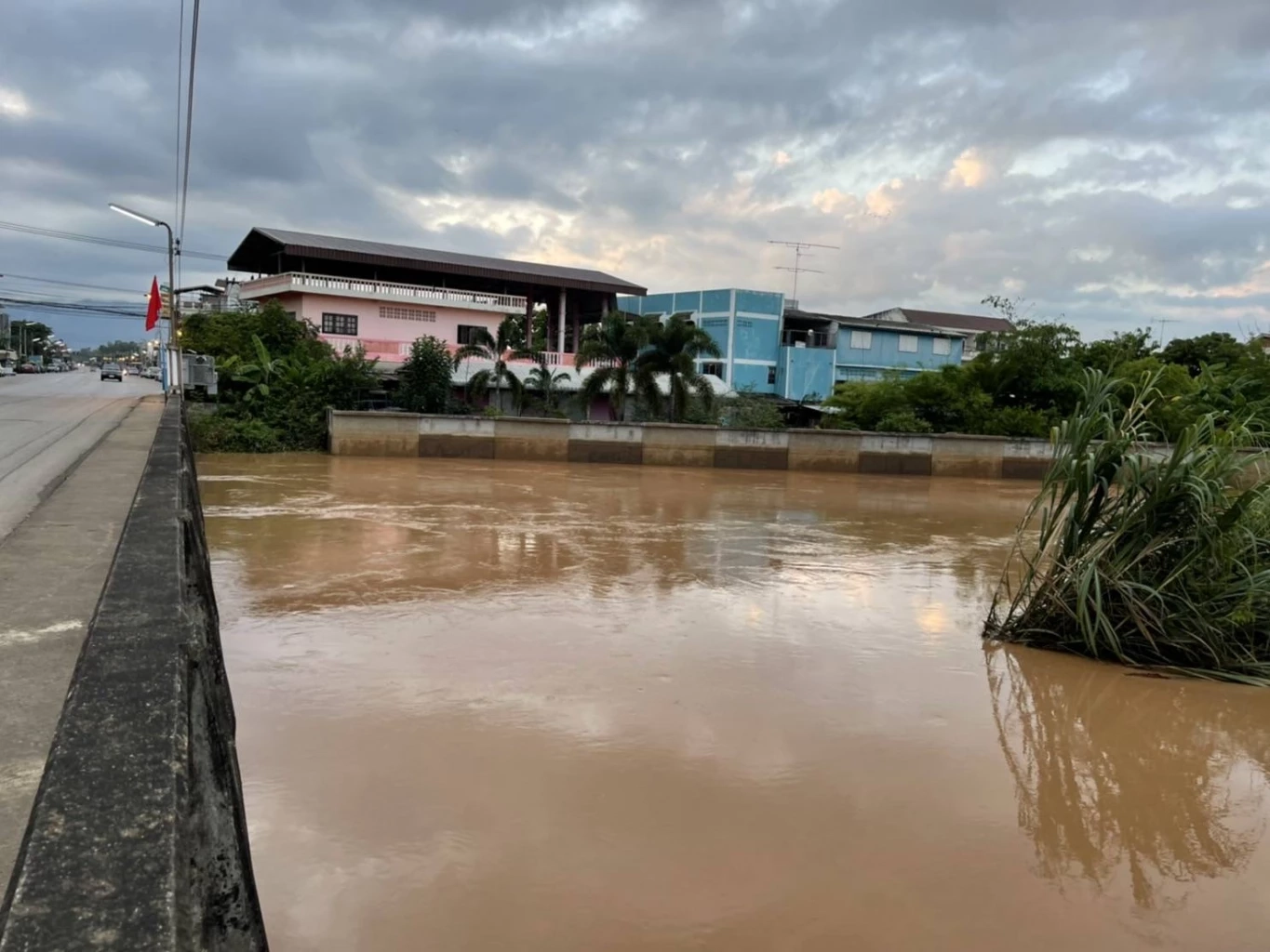 ปภ. รายงานเกิดอุทกภัยแล้ว 14 จังหวัด หลังฝนถล่มหนัก สั่งเร่งประสานช่วยเหลือ
