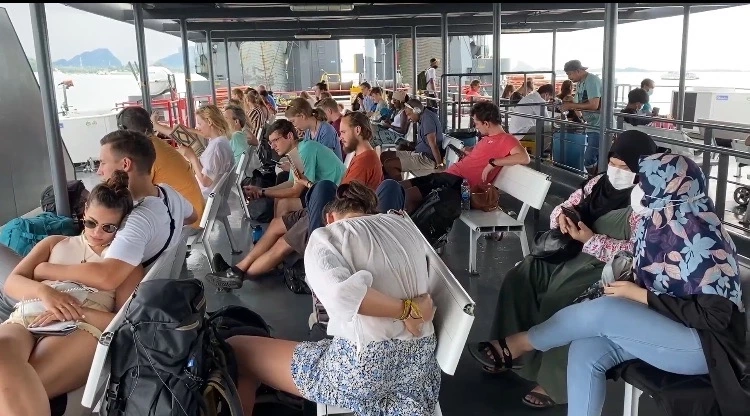 นักท่องเที่ยวต่างชาติโดยสารเรือเฟอรี่ข้ามฝั่งเกาะสมุย