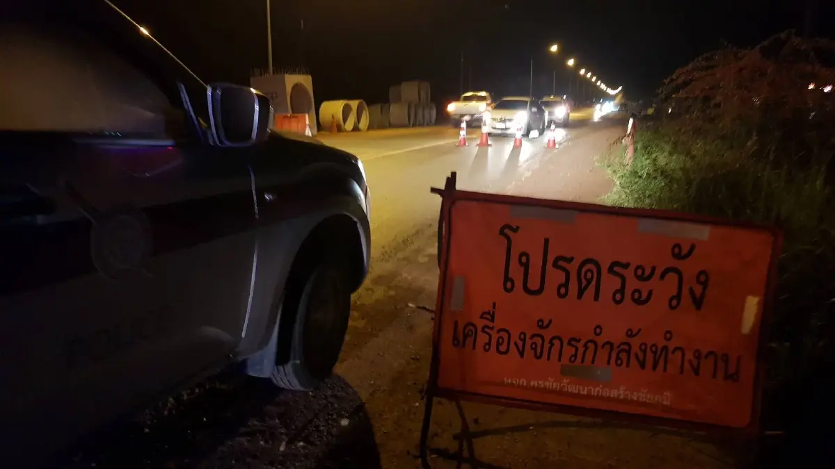หนุ่มใหญ่ซิ่งเก๋งฝ่าความมืดหลุดโค้งชนอัดท่อคอนกรีตข้างทางดับคาที่