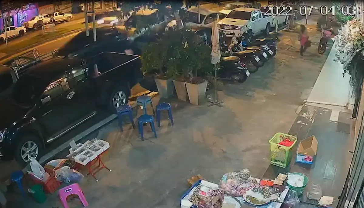 นาทีระทึก! รถเก๋งซิ่งเสียหลักชนวินาศสันตะโร 8 คัน บาดเจ็บอื้อ 
