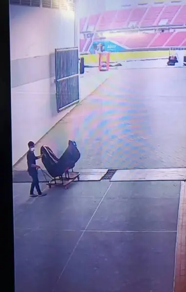 โดนแล้ว ตร. ออกหมายจับสาวว่าจ้างขโมยเก้าอี้ 2 สโมสรฟุตบอลดังศึกแดงเดือด