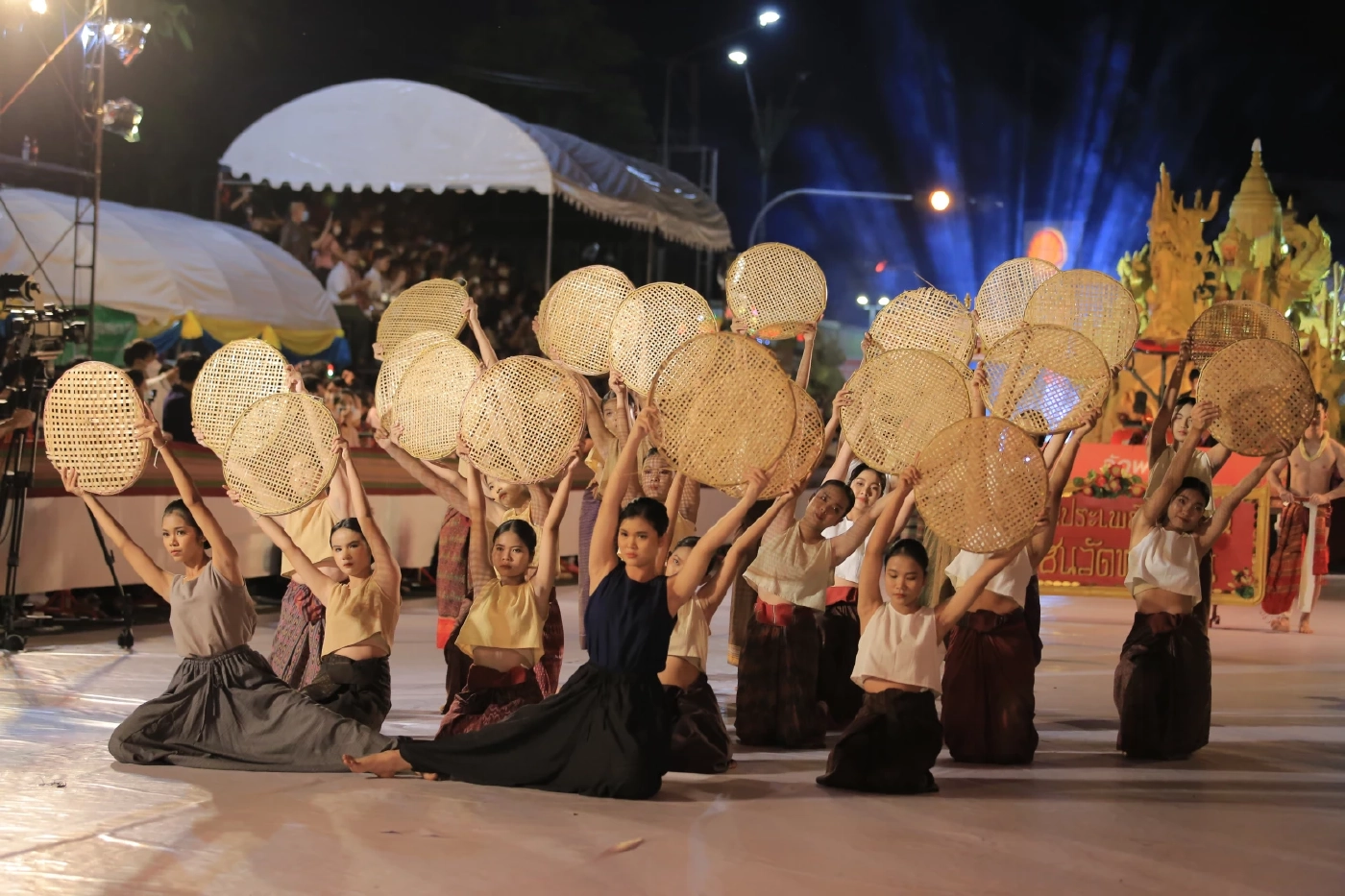 นักท่องเที่ยวนับหมื่นแห่ชมแสงสีเสียงแห่เทียนพรรษาภาคกลางคืน