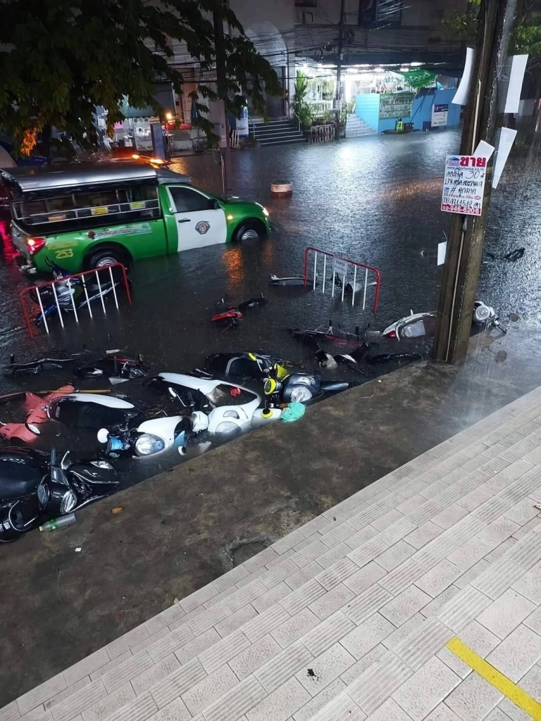 "ชัชชาติ" ขอน้ำท่วม กทม. อย่าโทษใครในอดีต คาดหากฝนไม่ตกซ้ำพรุ่งนี้น้ำลด