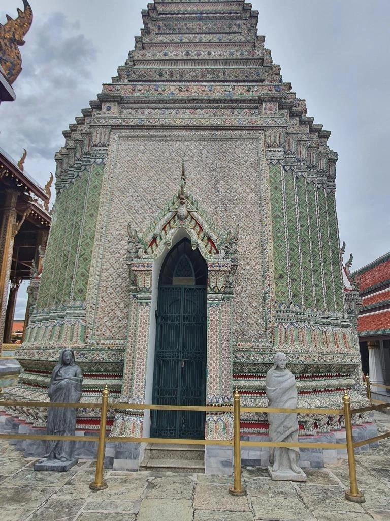 เหลน “กรมหมื่นราชศักดิ์สโมสร”' เปิดที่มา "ตุ๊กตาหิน" ใต้กำแพงรอบวัดพระแก้ว