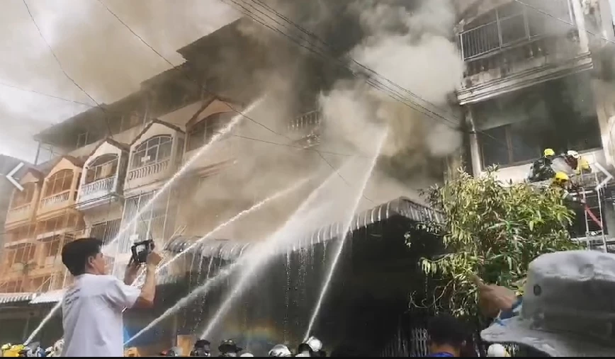 ด่วน! ไฟไหม้ตึกแถวย่านบางบอน เจ้าหน้าที่เร่งดับเพลิงระทึก