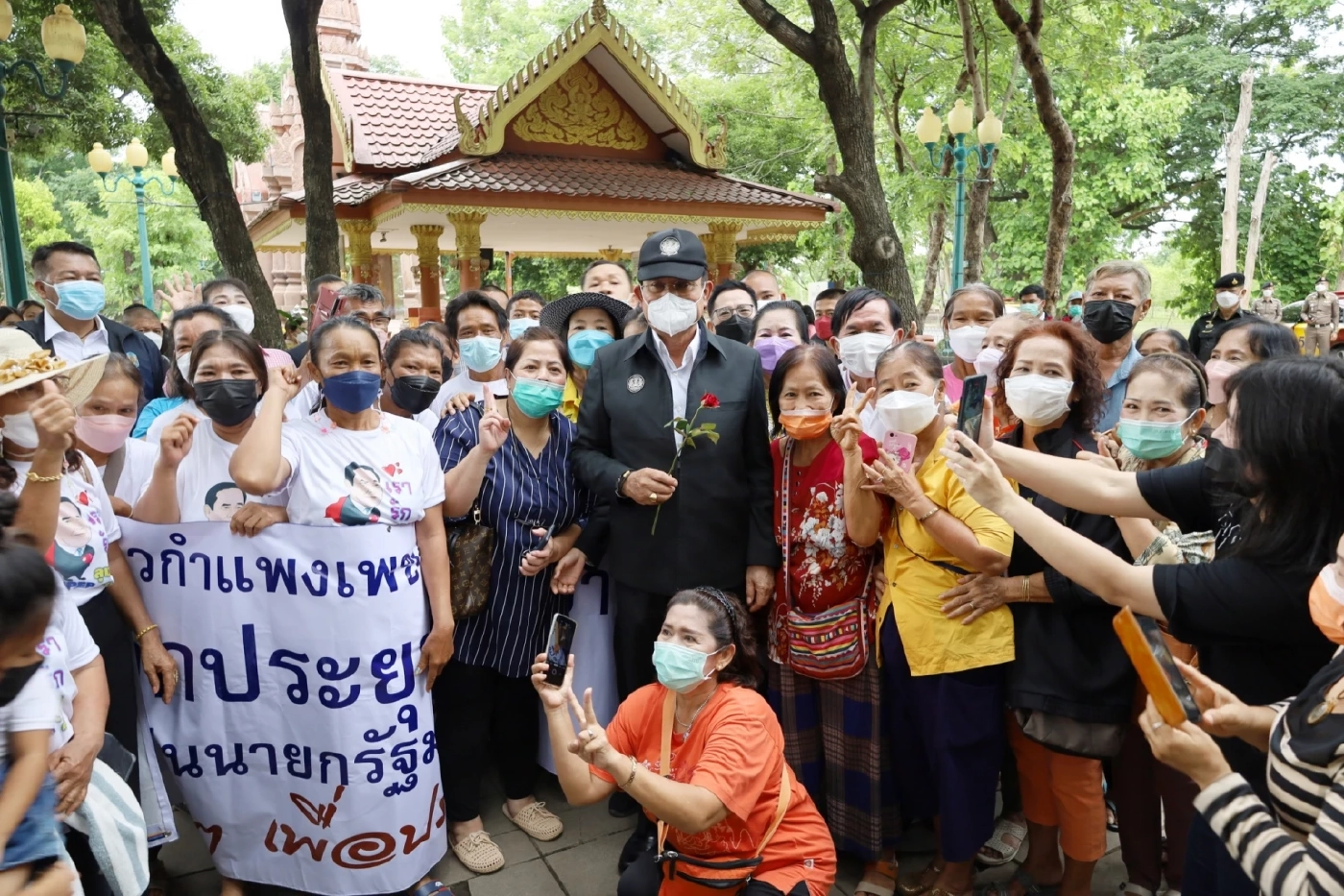 พล.อ.ประยุทธ์ ลงพื้นที่ กำแพงเพชร มวลชน เชียร์ให้เป็น "นายกฯคนต่อไป"