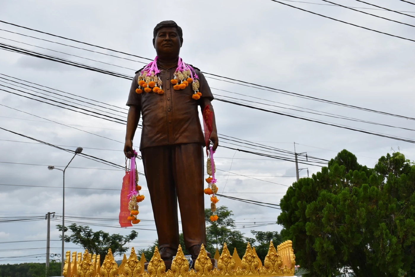 ตั้งอนุสาวรีย์ “คนขายลอตเตอรี่เจ้าแรก"